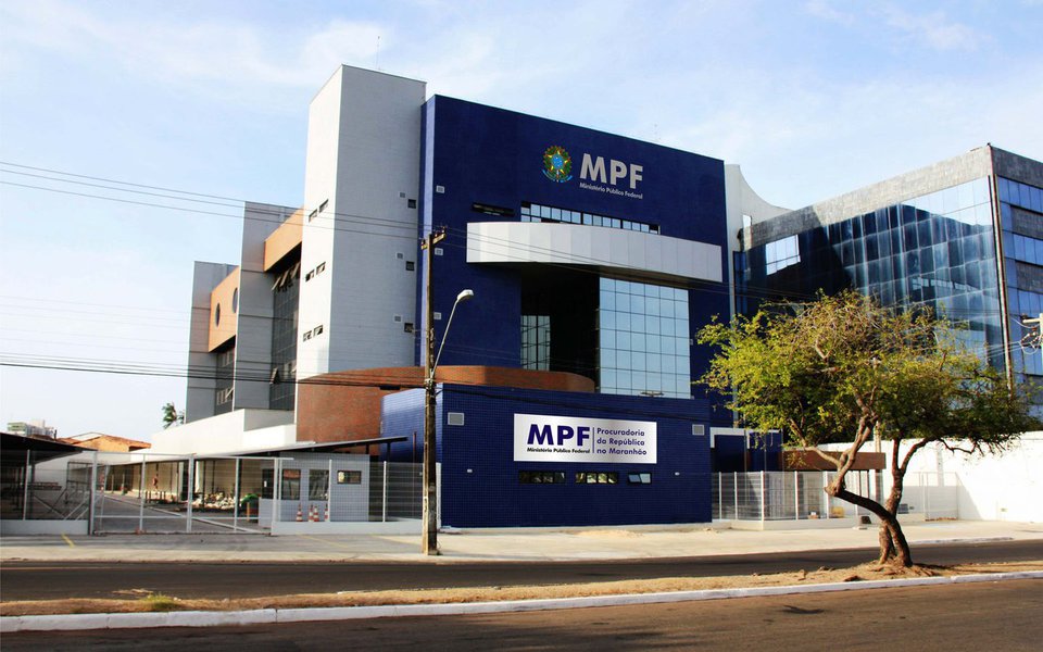 O MPF/MA propôs ação civil por ato de improbidade administrativa contra Manoel Edivan Oliveira da Costa, ex-prefeito do município de Marajá do Sena (MA), e Amarildo Pinheiro Costa, ex-prefeito de São João Batista (MA), por não prestarem contas da aplicação de recursos do Fundeb em 2016; também é alvo da ação proposta pelo MPF o ex-vice-prefeito de São João Batista, Fabrício Costa Correa Júnior, que assumiu a gestão municipal em 18 de setembro de 2016, após afastamento do prefeito à época, e permaneceu até 31 de dezembro de 2016 (Foto: Leonardo Lucena) O MPF/MA propôs ação civil por ato de improbidade administrativa contra Manoel Edivan Oliveira da Costa, ex-prefeito do município de Marajá do Sena (MA), e Amarildo Pinheiro Costa, ex-prefeito de São João Batista (MA), por não prestarem contas da aplicação de recursos do Fundeb em 2016; também é alvo da ação proposta pelo MPF o ex-vice-prefeito de São João Batista, Fabrício Costa Correa Júnior, que assumiu a gestão municipal em 18 de setembro de 2016, após afastamento do prefeito à época, e permaneceu até 31 de dezembro de 2016