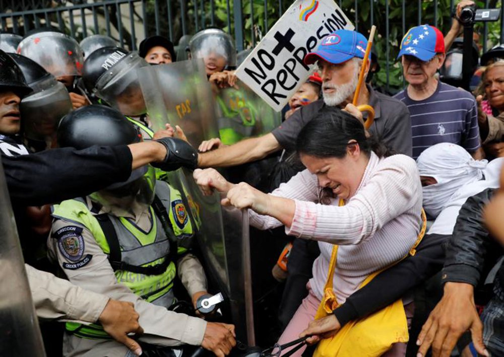 Milícias saquearam lojas e entraram em confronto com as forças de segurança na tumultuada região oeste da Venezuela, onde três soldados foram acusados de matar um homem que estava comprando fraldas para seu filho, segundo testemunhas. As informações são da Reuters; a França pediu que seja estabelecida uma mediação regional ou internacional entre o governo do país e grupos de oposição para pôr fim a crescente violência na nação produtora de petróleo (Foto: Leonardo Lucena) Milícias saquearam lojas e entraram em confronto com as forças de segurança na tumultuada região oeste da Venezuela, onde três soldados foram acusados de matar um homem que estava comprando fraldas para seu filho, segundo testemunhas. As informações são da Reuters; a França pediu que seja estabelecida uma mediação regional ou internacional entre o governo do país e grupos de oposição para pôr fim a crescente violência na nação produtora de petróleo