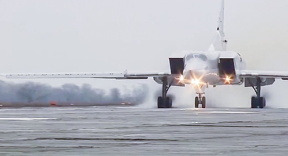 Seis bombardeiros de longo alcance Tu-22M3 atacaram as posições do Daesh na província de Deir ez-Zor, no leste da Síria neste domingo (26); ataque semelhante foi realizado no sábado (25), quando aviões decolaram de aeródromos localizados na Rússia e atuaram protegidos por vários caças que saíram da base aérea em Hmeymim, na Síria (Foto: Charles Nisz) Seis bombardeiros de longo alcance Tu-22M3 atacaram as posições do Daesh na província de Deir ez-Zor, no leste da Síria neste domingo (26); ataque semelhante foi realizado no sábado (25), quando aviões decolaram de aeródromos localizados na Rússia e atuaram protegidos por vários caças que saíram da base aérea em Hmeymim, na Síria