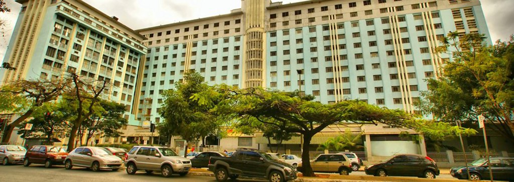 O prefeito de Belo Horizonte, Alexandre Kalil (PHS), anunciou, em caráter emergencial, um socorro de R$ 4 milhões à Santa Casa de Belo Horizonte, para resolver parte dos problemas trazidos pela crise financeira; o hospital fechou unidade a fechar 400 dos 1.086 leitos. Segundo o prefeito, o dinheiro será dividido em quatro parcelas de R$ 1 milhão e o executivo terá que economizar para garantir a verba (Foto: Leonardo Lucena) O prefeito de Belo Horizonte, Alexandre Kalil (PHS), anunciou, em caráter emergencial, um socorro de R$ 4 milhões à Santa Casa de Belo Horizonte, para resolver parte dos problemas trazidos pela crise financeira; o hospital fechou unidade a fechar 400 dos 1.086 leitos. Segundo o prefeito, o dinheiro será dividido em quatro parcelas de R$ 1 milhão e o executivo terá que economizar para garantir a verba