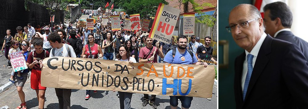 Ato desta sexta-feira 24 realizou um abraço simbólico ao hospital na Cidade Universitária, com apoio de diversos segmentos sociais, contra o processo de desmonte conduzido pelo governo de São Paulo; o protesto culminou com a entrega de uma carta à reitoria da USP; o Coletivo Butantã na Luta, que organizou a manifestação, explicou a gravidade da situação e ressaltou a importância do HU (Foto: Gisele Federicce) Ato desta sexta-feira 24 realizou um abraço simbólico ao hospital na Cidade Universitária, com apoio de diversos segmentos sociais, contra o processo de desmonte conduzido pelo governo de São Paulo; o protesto culminou com a entrega de uma carta à reitoria da USP; o Coletivo Butantã na Luta, que organizou a manifestação, explicou a gravidade da situação e ressaltou a importância do HU