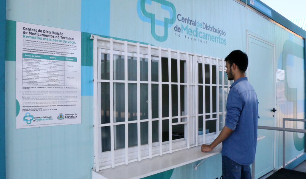 O Terminal Lagoa recebe, nesta terça-feira (14), a quarta Central de Distribuição de Medicamentos, que será entregue pelo prefeito Roberto Cláudio (PDT). O equipamento funciona como apoio às farmácias dos postos de saúde e tem como propósito reforçar o abastecimento dos 84 medicamentos prioritários disponível na rede de Atenção Primária de Fortaleza (Foto: Rodrigo Rocha) O Terminal Lagoa recebe, nesta terça-feira (14), a quarta Central de Distribuição de Medicamentos, que será entregue pelo prefeito Roberto Cláudio (PDT). O equipamento funciona como apoio às farmácias dos postos de saúde e tem como propósito reforçar o abastecimento dos 84 medicamentos prioritários disponível na rede de Atenção Primária de Fortaleza