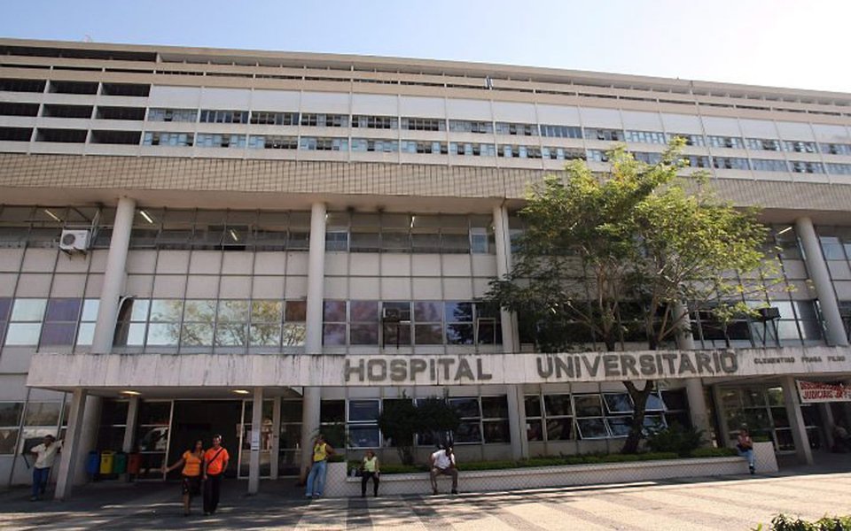O corte de verbas no orçamento das universidades públicas determinado pelo governo Michel Temer coloca em risco não apenas o ensino e a pesquisa de ponta desenvolvida por estas instituições, mas também serviços oferecidos diretamente à sociedade, como o atendimento à saúde por meio de clínicas e hospitais universitários; "Há instituições que nem recebendo 100% do orçamento de 2017 terão condições de honrar todos os seus compromissos. Isso porque se trata de um orçamento menor quando comparado ao do ano anterior", afirma o reitor da Universidade Federal do Pará (UFPA), Emmanuel Zagury Tourinho (Foto: Paulo Emílio) O corte de verbas no orçamento das universidades públicas determinado pelo governo Michel Temer coloca em risco não apenas o ensino e a pesquisa de ponta desenvolvida por estas instituições, mas também serviços oferecidos diretamente à sociedade, como o atendimento à saúde por meio de clínicas e hospitais universitários; "Há instituições que nem recebendo 100% do orçamento de 2017 terão condições de honrar todos os seus compromissos. Isso porque se trata de um orçamento menor quando comparado ao do ano anterior", afirma o reitor da Universidade Federal do Pará (UFPA), Emmanuel Zagury Tourinho