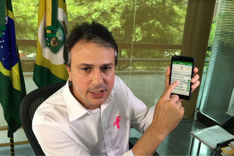 Em transmissão ao vivo pelo Facebook, nesta terça-feira (3), o governador Camilo Santana (PT) anunciou que ainda neste mês de outubro terá início a ampliação do Batalhão Raio em Fortaleza. De acordo com ele, serão “mais 14 novas equipes na Capital. Inicialmente serão mais 104 homens (para reforçar a segurança)”. O aumento da equipe vai acontecer em três ocasiões: dia 28 de outubro (Messejana), dia 31 de outubro (Vila Velha) e 7 de novembro (Parangaba) (Foto: Rodrigo Rocha) Em transmissão ao vivo pelo Facebook, nesta terça-feira (3), o governador Camilo Santana (PT) anunciou que ainda neste mês de outubro terá início a ampliação do Batalhão Raio em Fortaleza. De acordo com ele, serão “mais 14 novas equipes na Capital. Inicialmente serão mais 104 homens (para reforçar a segurança)”. O aumento da equipe vai acontecer em três ocasiões: dia 28 de outubro (Messejana), dia 31 de outubro (Vila Velha) e 7 de novembro (Parangaba)