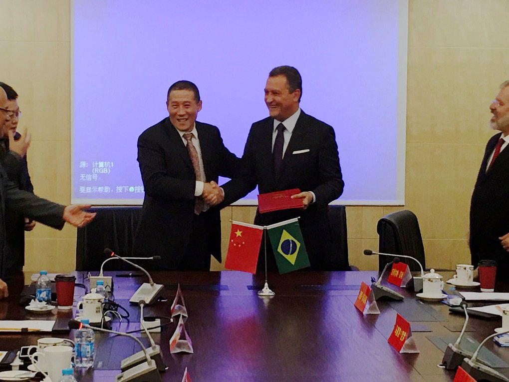 O governador Rui Costa começa esta semana a terceira missão internacional ao desembarcar na cidade de Kiev, capital da Ucrânia, nesta segunda-feira (28); ele vai assinar o termo de compromisso com a empresa Indar para que a Bahiafarma forneça insulina no Brasil e construa uma fábrica para produzir o medicamento na Bahia; Rui também estará na China para dar continuidade às negociações do Porto Sul e da Ferrovia de Integração Oeste-Leste (Fiol); haverá, ainda, a assinatura do memorando para construção da ponte que vai ligar Salvador à Ilha de Itaparica (Foto: Voney Malta) O governador Rui Costa começa esta semana a terceira missão internacional ao desembarcar na cidade de Kiev, capital da Ucrânia, nesta segunda-feira (28); ele vai assinar o termo de compromisso com a empresa Indar para que a Bahiafarma forneça insulina no Brasil e construa uma fábrica para produzir o medicamento na Bahia; Rui também estará na China para dar continuidade às negociações do Porto Sul e da Ferrovia de Integração Oeste-Leste (Fiol); haverá, ainda, a assinatura do memorando para construção da ponte que vai ligar Salvador à Ilha de Itaparica