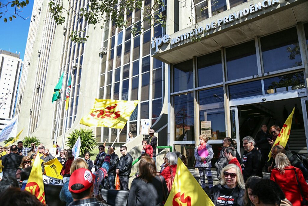 Dezenas de servidores estaduais se reuniram em um protesto em frente à sede do Instituto de Previdência do Rio Grande do Sul – IPERGS, contra a decisão governamental de dividí-lo em duas autarquias, uma para a saúde e outra para a previdência; a categoria alega que não houve qualquer tentativa de debate por parte do governo de José Ivo Sartori (PMDB); presidente do Cpers, Helenir Aguiar Schürer. “Já cansamos de defender o IPE e vamos continuar em nossa defesa intransigente”; sindicalista afirmou não admitir qualquer mudança que não passe por uma discussão com os “verdadeiros donos, que somos nós, os servidores públicos”
(Foto: Leonardo Lucena) Dezenas de servidores estaduais se reuniram em um protesto em frente à sede do Instituto de Previdência do Rio Grande do Sul – IPERGS, contra a decisão governamental de dividí-lo em duas autarquias, uma para a saúde e outra para a previdência; a categoria alega que não houve qualquer tentativa de debate por parte do governo de José Ivo Sartori (PMDB); presidente do Cpers, Helenir Aguiar Schürer. “Já cansamos de defender o IPE e vamos continuar em nossa defesa intransigente”; sindicalista afirmou não admitir qualquer mudança que não passe por uma discussão com os “verdadeiros donos, que somos nós, os servidores públicos”