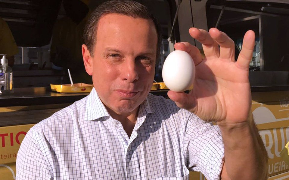 Jornal diz que o discurso anti-Lula do prefeito de São Paulo subiu no telhado e “dá sinais de esgotamento” nas redes sociais; o Globo analisou a queda do engajamento de João Doria no Facebook, bem como dos demais presidenciáveis; mas a decadência do tucano chama mais a atenção; ele cai de 424 mil interações em fevereiro deste ano para míseras 46 mil em 27 de julho último, ou seja, perdeu 74% dos compartilhamentos no período de cinco meses (Foto: José Barbacena) Jornal diz que o discurso anti-Lula do prefeito de São Paulo subiu no telhado e “dá sinais de esgotamento” nas redes sociais; o Globo analisou a queda do engajamento de João Doria no Facebook, bem como dos demais presidenciáveis; mas a decadência do tucano chama mais a atenção; ele cai de 424 mil interações em fevereiro deste ano para míseras 46 mil em 27 de julho último, ou seja, perdeu 74% dos compartilhamentos no período de cinco meses
