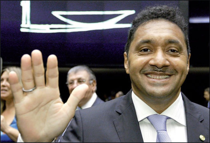 O deputado federal Tiririca (PR/SP) confirmou que não disputará reeleição em 2018 após dois mandatos consecutivos na Câmara dos Deputados. “Tô muito decepcionado com o que vejo em Brasília”, afirmou nesta quarta-feira (27), informando ainda que apoiará a segunda denúncia contra o presidente Michel Temer (Foto: Rodrigo Rocha) O deputado federal Tiririca (PR/SP) confirmou que não disputará reeleição em 2018 após dois mandatos consecutivos na Câmara dos Deputados. “Tô muito decepcionado com o que vejo em Brasília”, afirmou nesta quarta-feira (27), informando ainda que apoiará a segunda denúncia contra o presidente Michel Temer
