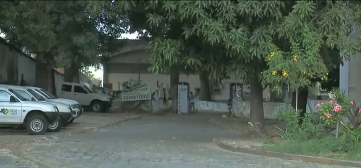 Índios da etnia Gamella ocupam a sede da Funai, no bairro Anil, há oito dias e, depois de realizarem uma manifestação no local, a direção do Incra pediu na Justiça a reintegração de posse do prédio, porque houve o impedimento da entrada dos funcionários do Incra por parte dos indígenas
(Foto: Leonardo Lucena) Índios da etnia Gamella ocupam a sede da Funai, no bairro Anil, há oito dias e, depois de realizarem uma manifestação no local, a direção do Incra pediu na Justiça a reintegração de posse do prédio, porque houve o impedimento da entrada dos funcionários do Incra por parte dos indígenas