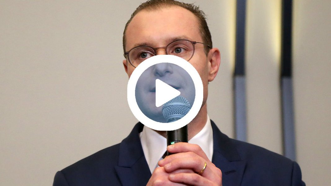"É importante dizer que, logo no início da audiência, o Ministério Público reconheceu que está negociando um acordo de delação premiada. Então esta é uma versão em que ele nitidamente busca destravar esse acordo", diz Zanin; "Ele apresentou uma nova versão apenas para obter esse benefício. Ele está sob intensa pressão, está preso", afirma; para o advogado, o depoimento "não merece nenhuma credibilidade" (Foto: Gisele Federicce) "É importante dizer que, logo no início da audiência, o Ministério Público reconheceu que está negociando um acordo de delação premiada. Então esta é uma versão em que ele nitidamente busca destravar esse acordo", diz Zanin; "Ele apresentou uma nova versão apenas para obter esse benefício. Ele está sob intensa pressão, está preso", afirma; para o advogado, o depoimento "não merece nenhuma credibilidade"
