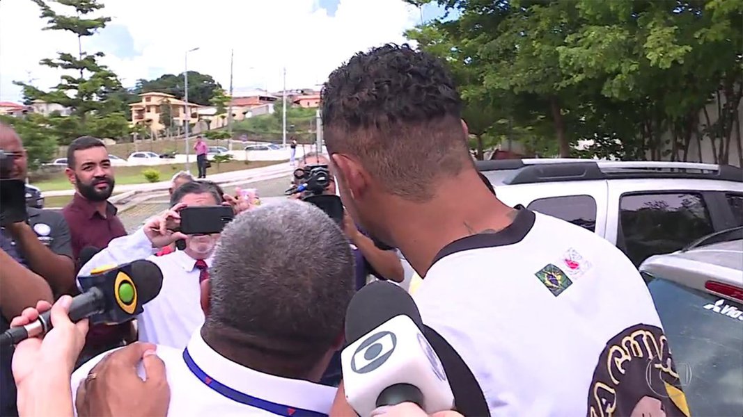 Em liberdade após uma decisão do STF, Bruno, que é acusado de mandar matar a ex-namorada, se apresentou no Fórum de Santa Luzia, na Região Metropolitana de Belo Horizonte, na tarde desta quinta-feira 2, e foi recebido com pedidos de selfies de fãs; advogado disse que ele informou endereço de BH, mas que pode se mudar por causa de nove propostas de trabalho em quatro estados brasileiros; duas são de times da série A (Foto: Gisele Federicce) Em liberdade após uma decisão do STF, Bruno, que é acusado de mandar matar a ex-namorada, se apresentou no Fórum de Santa Luzia, na Região Metropolitana de Belo Horizonte, na tarde desta quinta-feira 2, e foi recebido com pedidos de selfies de fãs; advogado disse que ele informou endereço de BH, mas que pode se mudar por causa de nove propostas de trabalho em quatro estados brasileiros; duas são de times da série A