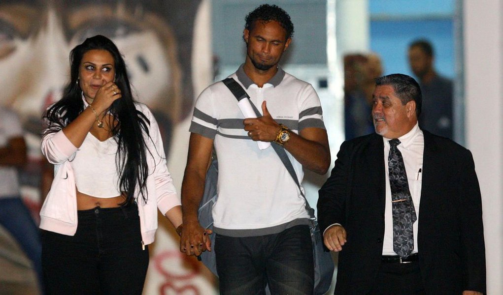 O ex-goleiro do flamengo, Bruno, está na casa de sua mulher, no Rio de Janeiro; segundo o seu advogado, ele pretende, antes de se aproximar do filho, Bruninho, que seja feito um exame de DNA; Bruno estava preso desde 2010 no presídio de Água Santa, em Minas Gerais, condenado pelo homicídio triplamente qualificado, sequestro e cárcere privado da ex-namorada Eliza Samudio, mãe de Bruninho (Foto: Voney Malta) O ex-goleiro do flamengo, Bruno, está na casa de sua mulher, no Rio de Janeiro; segundo o seu advogado, ele pretende, antes de se aproximar do filho, Bruninho, que seja feito um exame de DNA; Bruno estava preso desde 2010 no presídio de Água Santa, em Minas Gerais, condenado pelo homicídio triplamente qualificado, sequestro e cárcere privado da ex-namorada Eliza Samudio, mãe de Bruninho