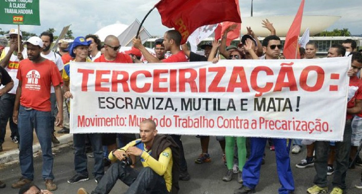 Uma manifestação de sindicalistas está sendo articulada pela direção nacional da CUT, para a próxima terça-feira (7), na Câmara Federal, em Brasília, com o objetivo de impedir a votação do PL 4.302/1998, que libera a terceirização de forma ilimitada, inclusive em suas atividades-fim
(Foto: Fatima 247) Uma manifestação de sindicalistas está sendo articulada pela direção nacional da CUT, para a próxima terça-feira (7), na Câmara Federal, em Brasília, com o objetivo de impedir a votação do PL 4.302/1998, que libera a terceirização de forma ilimitada, inclusive em suas atividades-fim