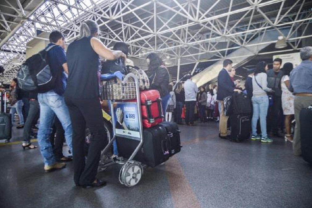 Uma das mudanças mais polêmicas é a que permite que as companhias aéreas passem a cobrar dos passageiros pelas bagagens despachadas; as empresas ainda estão definindo como será feita a cobrança de bagagens, portanto, os passageiros devem se informar antes de comprar a passagem, já que cada operador aéreo terá liberdade para decidir a estratégia de mercado que irá adotar; possibilidade de cobrança de bagagens vai valer para quem comprar passagem a partir de terça, ou seja, quem já tiver comprado o bilhete antes desse dia não vai sofrer as alterações (Foto: José Barbacena) Uma das mudanças mais polêmicas é a que permite que as companhias aéreas passem a cobrar dos passageiros pelas bagagens despachadas; as empresas ainda estão definindo como será feita a cobrança de bagagens, portanto, os passageiros devem se informar antes de comprar a passagem, já que cada operador aéreo terá liberdade para decidir a estratégia de mercado que irá adotar; possibilidade de cobrança de bagagens vai valer para quem comprar passagem a partir de terça, ou seja, quem já tiver comprado o bilhete antes desse dia não vai sofrer as alterações