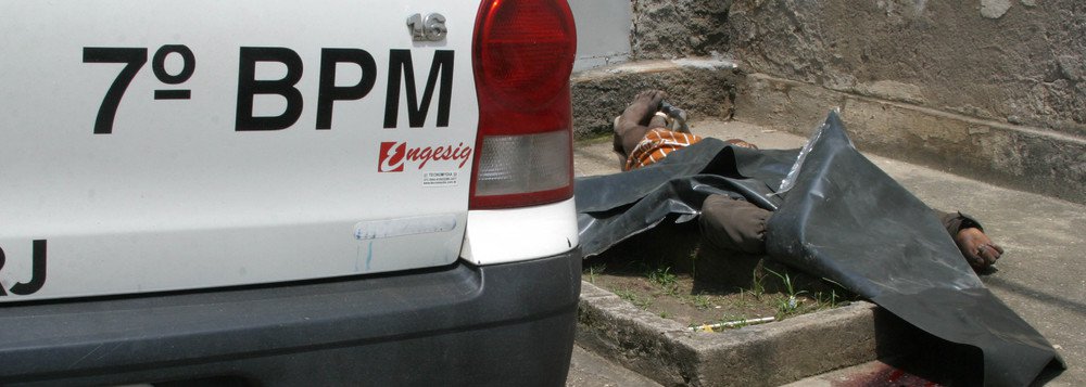 A Polícia Civil do Rio de Janeiro registrou 239 latrocínios (roubo seguido de morte) em 2016, o que representa um aumento de 80% em relação a 2015, quando foram contabilizados 133 crime desse tipo. Dados trimestrais apontam um crescimento de 112% entre novembro de 2016 e janeiro de 2017; se for considerado apenas janeiro, com 25 registros, foi o maior neste mês desde 2003, último ano em que os dados estatísticos estaduais estão disponíveis mensalmente; um dos casos de latrocínio foi o de Jussan Rodrigues Lima, 27, motorista da Uber; desde o começo do ano, pelo menos quatro outros motoristas da empresa e uma passageira foram mortos, segundo o UOL, o que levanta o debate sobre a segurança desses motoristas (Foto: Leonardo Lucena) A Polícia Civil do Rio de Janeiro registrou 239 latrocínios (roubo seguido de morte) em 2016, o que representa um aumento de 80% em relação a 2015, quando foram contabilizados 133 crime desse tipo. Dados trimestrais apontam um crescimento de 112% entre novembro de 2016 e janeiro de 2017; se for considerado apenas janeiro, com 25 registros, foi o maior neste mês desde 2003, último ano em que os dados estatísticos estaduais estão disponíveis mensalmente; um dos casos de latrocínio foi o de Jussan Rodrigues Lima, 27, motorista da Uber; desde o começo do ano, pelo menos quatro outros motoristas da empresa e uma passageira foram mortos, segundo o UOL, o que levanta o debate sobre a segurança desses motoristas