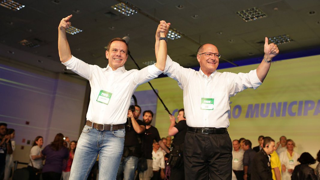 Durante evento do Lide nesta segunda-feira 6, o governador de São Paulo, Geraldo Alckmin (PSDB), afirmou pela primeira vez que pretende ser candidato à presidência em 2018; "Se eu disser que não quero, que não pretendo, não é verdade", disse; "Mas candidatura a cargo majoritário não é vontade pessoal. Ela é fruto de um desejo coletivo", acrescentou; declaração é feita dias depois de pesquisas já iniciarem o teste do nome do prefeito João Doria nacionalmente; assim como Aécio Neves e José Serra, já manchados, Alckmin também corre o risco de ser abatido pela Lava Jato e ter sua candidatura inviabilizada (Foto: Gisele Federicce) Durante evento do Lide nesta segunda-feira 6, o governador de São Paulo, Geraldo Alckmin (PSDB), afirmou pela primeira vez que pretende ser candidato à presidência em 2018; "Se eu disser que não quero, que não pretendo, não é verdade", disse; "Mas candidatura a cargo majoritário não é vontade pessoal. Ela é fruto de um desejo coletivo", acrescentou; declaração é feita dias depois de pesquisas já iniciarem o teste do nome do prefeito João Doria nacionalmente; assim como Aécio Neves e José Serra, já manchados, Alckmin também corre o risco de ser abatido pela Lava Jato e ter sua candidatura inviabilizada