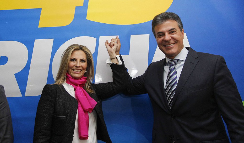 Não é nada amistosa a relação entre a vice Cida Borghetti (PP) — governadora em exercício — e o governador Beto Richa (PSDB); segundo o Blog do Esmael, na véspera do Carnaval, portanto antes de entrar em férias, o tucano demitiu pela segunda vez a mulher o ministro da Saúde Ricardo Barros (PP) do Escritório de Representação do Paraná em Brasília; a vice tinha como praxe interceder favoravelmente a prefeitos em Brasília, por meio do Escritório do Paraná (Foto: Leonardo Lucena) Não é nada amistosa a relação entre a vice Cida Borghetti (PP) — governadora em exercício — e o governador Beto Richa (PSDB); segundo o Blog do Esmael, na véspera do Carnaval, portanto antes de entrar em férias, o tucano demitiu pela segunda vez a mulher o ministro da Saúde Ricardo Barros (PP) do Escritório de Representação do Paraná em Brasília; a vice tinha como praxe interceder favoravelmente a prefeitos em Brasília, por meio do Escritório do Paraná