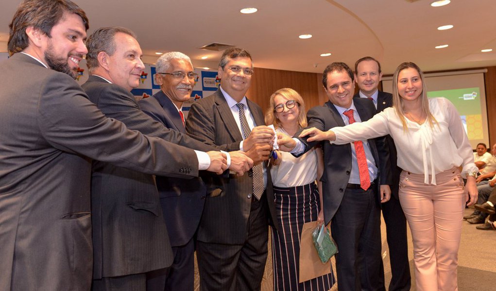 Com o objetivo de impulsionar a produção do homem do campo, o governador Flávio Dino entregou mais equipamentos e máquinas para fortalecer a agricultura em 55 munícios do estado; entre plantadeiras, patrulhas agrícolas, caminhões e kits de irrigação entregues, os implementos beneficiarão os produtores dos programas ‘Agropolos’ e ‘Mais Produção’; de acordo com o secretário de Agricultura, Pecuária e Pesca, Márcio Honaiser, é importante não só produzir, melhorar a produção, mas também cuidar da comercialização e do processamento. “O programa, que já vem em implantação desde o ano passado por determinação do governador, tem investimento de mais de R$ 62 milhões, agora começa a chegar também de forma concreta e física”, pontuou o secretário (Foto: Leonardo Lucena) Com o objetivo de impulsionar a produção do homem do campo, o governador Flávio Dino entregou mais equipamentos e máquinas para fortalecer a agricultura em 55 munícios do estado; entre plantadeiras, patrulhas agrícolas, caminhões e kits de irrigação entregues, os implementos beneficiarão os produtores dos programas ‘Agropolos’ e ‘Mais Produção’; de acordo com o secretário de Agricultura, Pecuária e Pesca, Márcio Honaiser, é importante não só produzir, melhorar a produção, mas também cuidar da comercialização e do processamento. “O programa, que já vem em implantação desde o ano passado por determinação do governador, tem investimento de mais de R$ 62 milhões, agora começa a chegar também de forma concreta e física”, pontuou o secretário