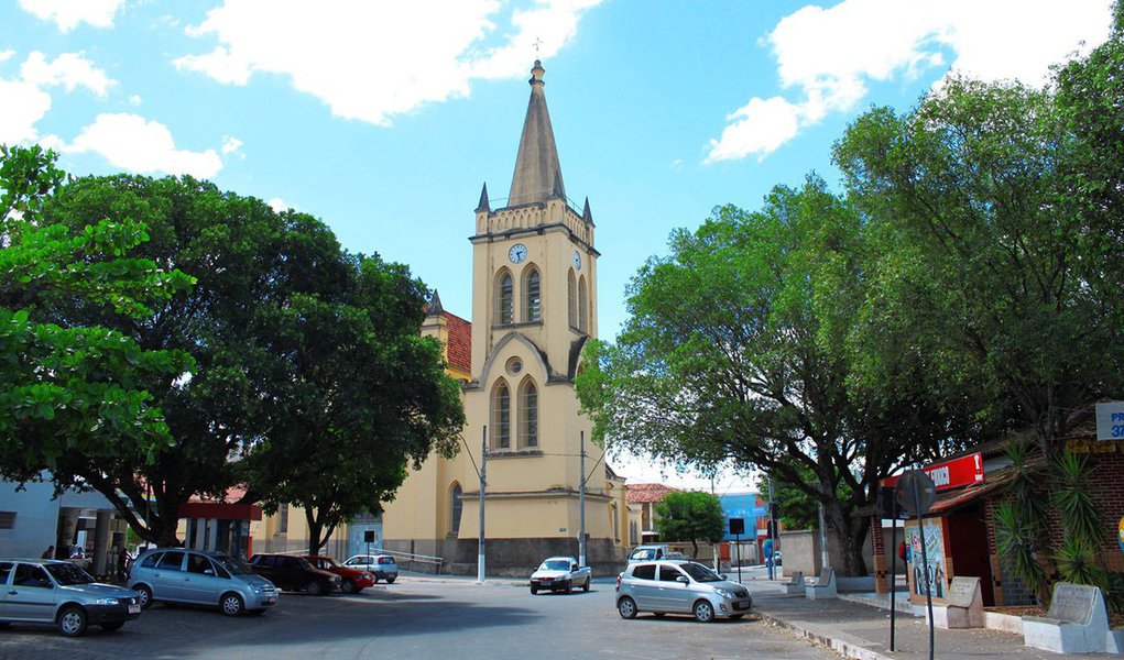 O governo de Minas Gerais, por meio da Companhia de Desenvolvimento Econômico de Minas Gerais (Codemig) e da Secretaria de Transportes e Obras Públicas (Setop), informou que está ampliando o projeto Voe Minas Gerais para incluir, entre os municípios atendidos, mais uma cidade do Vale do Jequitinhonha; Almenara passou a contar com seis voos semanais de ligação com Belo Horizonte, dois deles com escala em Diamantina; para viabilizar a inserção da nova rota ao projeto, o aeroporto municipal Cirilo de Queiroz foi reformado (Foto: Leonardo Lucena) O governo de Minas Gerais, por meio da Companhia de Desenvolvimento Econômico de Minas Gerais (Codemig) e da Secretaria de Transportes e Obras Públicas (Setop), informou que está ampliando o projeto Voe Minas Gerais para incluir, entre os municípios atendidos, mais uma cidade do Vale do Jequitinhonha; Almenara passou a contar com seis voos semanais de ligação com Belo Horizonte, dois deles com escala em Diamantina; para viabilizar a inserção da nova rota ao projeto, o aeroporto municipal Cirilo de Queiroz foi reformado