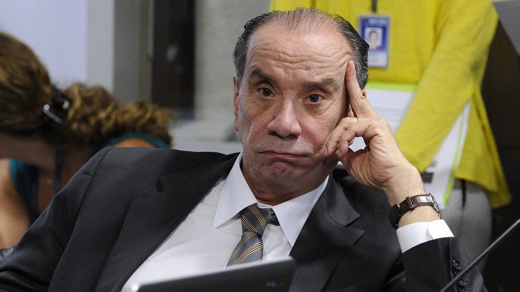 Edição feita pela equipe do deputado Enio Verri (PT-PR) mostra o anúncio, pelo Jornal Nacional, do nome do novo chanceler, Aloysio Nunes (PSDB-SP), e depois trechos de um discurso do senador tucano dizendo que Michel Temer, que acabara de assumir a presidência após o impeachment, deveria lembrar quem foi que o colocou no cargo, e de uma reportagem destacando que Aloysio é investigado no STF; assista (Foto: Gisele Federicce) Edição feita pela equipe do deputado Enio Verri (PT-PR) mostra o anúncio, pelo Jornal Nacional, do nome do novo chanceler, Aloysio Nunes (PSDB-SP), e depois trechos de um discurso do senador tucano dizendo que Michel Temer, que acabara de assumir a presidência após o impeachment, deveria lembrar quem foi que o colocou no cargo, e de uma reportagem destacando que Aloysio é investigado no STF; assista