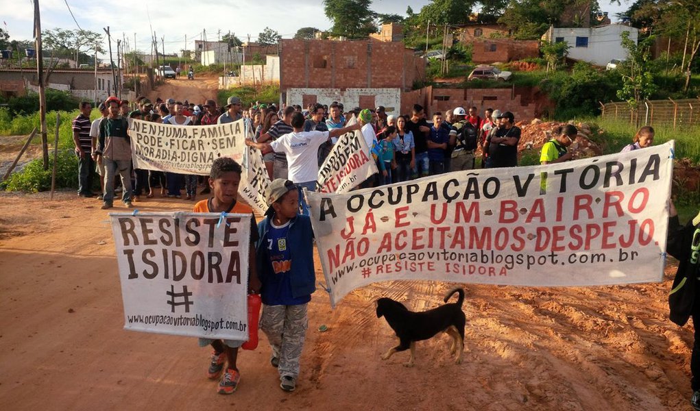 As famílias das ocupações Rosa Leão, Vitória e Esperança, conhecida como Izidora, que fica na região de Belo Horizonte, avaliam uma proposta de acordo do governo de Minas Gerais que pode colocar fim ao risco de despejo; as comunidades devem responder até o dia 21 de março; a reintegração de posse está autorizada pelo Tribunal de Justiça (TJMG) desde setembro do ano passado, em decisão que provocou revolta dos moradores (Foto: Leonardo Lucena) As famílias das ocupações Rosa Leão, Vitória e Esperança, conhecida como Izidora, que fica na região de Belo Horizonte, avaliam uma proposta de acordo do governo de Minas Gerais que pode colocar fim ao risco de despejo; as comunidades devem responder até o dia 21 de março; a reintegração de posse está autorizada pelo Tribunal de Justiça (TJMG) desde setembro do ano passado, em decisão que provocou revolta dos moradores