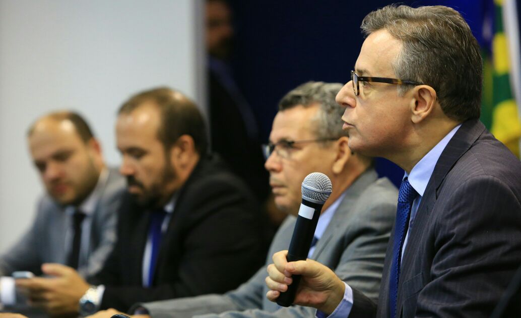 A Polícia Civil prendeu cinco suspeitos de fraudar concurso público para delegado substituto em Goiás; o secretário de Segurança Pública e Administração Penitenciária (SSPAP), Ricardo Balestreri, o delegado geral da Polícia Civil, Álvaro Cássio e os delegados responsáveis pelo caso, André Bottesini e Rômulo Figueiredo, participaram da apresentação do caso nesta segunda-feira; em atendimento ao pedido da SSPAP, a Secretaria de Gestão e Planejamento (Segplan) decidiu suspender o certame (Foto: José Barbacena) A Polícia Civil prendeu cinco suspeitos de fraudar concurso público para delegado substituto em Goiás; o secretário de Segurança Pública e Administração Penitenciária (SSPAP), Ricardo Balestreri, o delegado geral da Polícia Civil, Álvaro Cássio e os delegados responsáveis pelo caso, André Bottesini e Rômulo Figueiredo, participaram da apresentação do caso nesta segunda-feira; em atendimento ao pedido da SSPAP, a Secretaria de Gestão e Planejamento (Segplan) decidiu suspender o certame