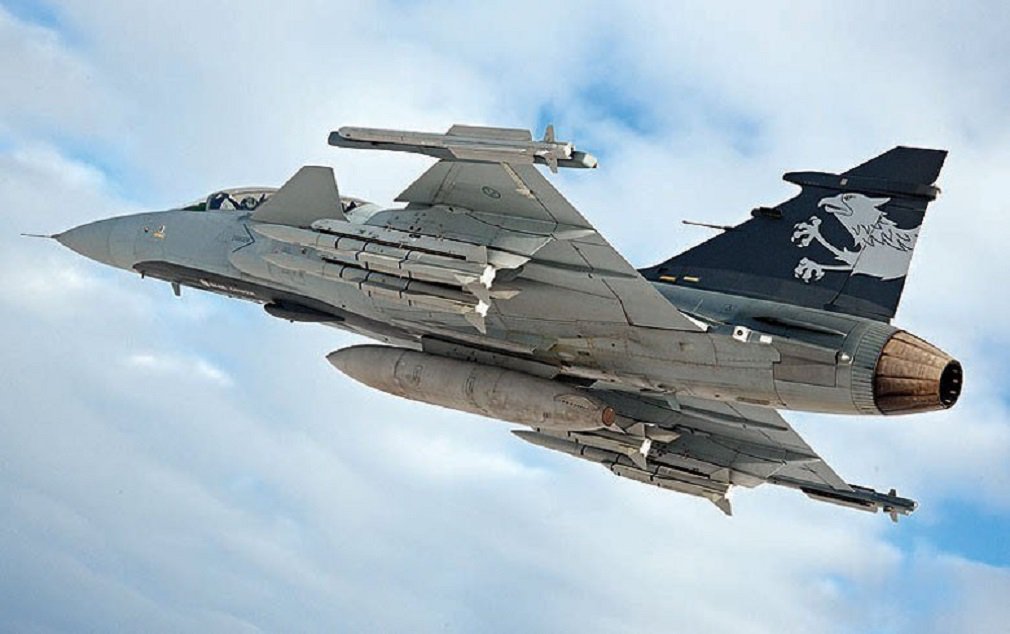 "Esperemos que esta manobra dos próceres da Zelotes em busca de holofotes, e futuras prebendas e sinecuras nas manchetes da mídia que eles acham grandes, não venham a favorecer o recuo da compra dos Gripen, em favor de uma revisão que opte pelos Boeing norte-americanos. Nesta linha de afirmação da subserviência aos Estados Unidos que Temer e os interventores no Itamaraty preconizam, tudo é possível, e piorar é o que há de melhor…", diz Flávio Aguiar, no site Rede Brasil Atual (Foto: José Barbacena) "Esperemos que esta manobra dos próceres da Zelotes em busca de holofotes, e futuras prebendas e sinecuras nas manchetes da mídia que eles acham grandes, não venham a favorecer o recuo da compra dos Gripen, em favor de uma revisão que opte pelos Boeing norte-americanos. Nesta linha de afirmação da subserviência aos Estados Unidos que Temer e os interventores no Itamaraty preconizam, tudo é possível, e piorar é o que há de melhor…", diz Flávio Aguiar, no site Rede Brasil Atual