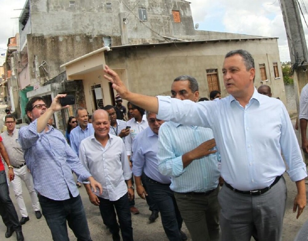 O governador Rui Costa inaugurou na manhã desta segunda-feira o Anel Viário de Candeias e a rotatória que ligam as BAs 522 e 523, totalizando mais de oito quilômetros de pistas; "As carretas pesadas, além de levar riscos à população, desgastavam a cidade. Portanto, todas as carretas pesadas, com produtos químicos e perigosos, passam a trafegar por esse Anel Viário, e, com isso, a população se sente mais segura", disse Rui; feita pela Secretaria de Infraestrutura da Bahia em convênio com a Petrobras, a obra envolveu um investimento superior a R$ 24 milhões, e deve beneficiar cerca de 175 mil pessoas que vivem, trabalham e circulam pela região (Foto: Romulo Faro) O governador Rui Costa inaugurou na manhã desta segunda-feira o Anel Viário de Candeias e a rotatória que ligam as BAs 522 e 523, totalizando mais de oito quilômetros de pistas; "As carretas pesadas, além de levar riscos à população, desgastavam a cidade. Portanto, todas as carretas pesadas, com produtos químicos e perigosos, passam a trafegar por esse Anel Viário, e, com isso, a população se sente mais segura", disse Rui; feita pela Secretaria de Infraestrutura da Bahia em convênio com a Petrobras, a obra envolveu um investimento superior a R$ 24 milhões, e deve beneficiar cerca de 175 mil pessoas que vivem, trabalham e circulam pela região