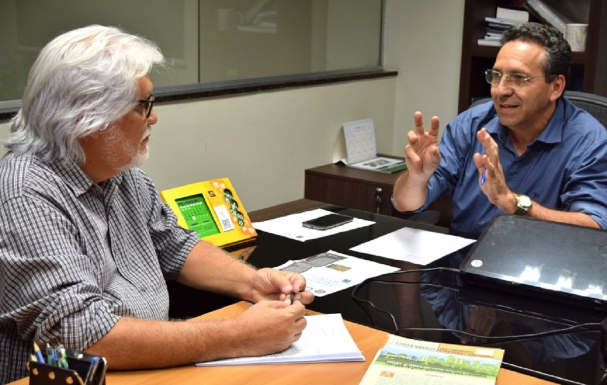 O Conselho de Arquitetura e Urbanismo do Ceará (CAU-CE) e o Sebrae-Ce devem assinar amanhã (15) um Termo de Parceria para estimular o empreendedorismo na área de arquitetura. O acordo será assinado pelo superintendente do Sebrae-CE, Joaquim Cartaxo, e pelo presidente do CAU-CE, Odilo Almeida. Como uma das primeiras ações do acordo, o superintendente fará uma palestra, também nesta quarta-feira, a partir das 18h30, no auditório do Sebrae, sobre design, arquitetura e sustentabilidade para os profissionais de arquitetura e urbanismo do estado (Foto: Fatima 247) O Conselho de Arquitetura e Urbanismo do Ceará (CAU-CE) e o Sebrae-Ce devem assinar amanhã (15) um Termo de Parceria para estimular o empreendedorismo na área de arquitetura. O acordo será assinado pelo superintendente do Sebrae-CE, Joaquim Cartaxo, e pelo presidente do CAU-CE, Odilo Almeida. Como uma das primeiras ações do acordo, o superintendente fará uma palestra, também nesta quarta-feira, a partir das 18h30, no auditório do Sebrae, sobre design, arquitetura e sustentabilidade para os profissionais de arquitetura e urbanismo do estado