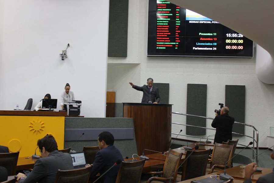 Suplente da Coligação Tocantins Olhando pra Frente, Jaime Café de Sá (DEM) tomou posse como deputado estadual ocupará a vaga do deputado Vilmar (SD) que se afasta por 130 dias para tratamento de saúde; o democrata diz ser uma oportunidade de representar a classe produtora do Estado; “Estou muito honrado com a oportunidade a mim concedida; e assumo este mandado com o compromisso de contribuir com regulamentações e com o apoio que a classe produtora necessita, tanto para o pequeno, como para o médio e também para o grande produtor”, destacou (Foto: Leonardo Lucena) Suplente da Coligação Tocantins Olhando pra Frente, Jaime Café de Sá (DEM) tomou posse como deputado estadual ocupará a vaga do deputado Vilmar (SD) que se afasta por 130 dias para tratamento de saúde; o democrata diz ser uma oportunidade de representar a classe produtora do Estado; “Estou muito honrado com a oportunidade a mim concedida; e assumo este mandado com o compromisso de contribuir com regulamentações e com o apoio que a classe produtora necessita, tanto para o pequeno, como para o médio e também para o grande produtor”, destacou