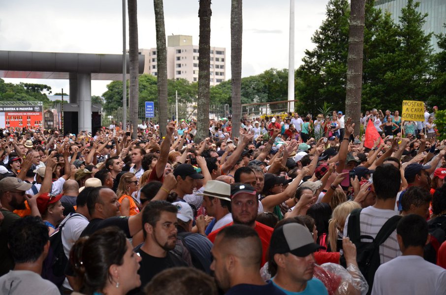 Os educadores deflagrarão greve por tempo indeterminado a partir de quarta-feira, 15 de março, em todas as 2,1 mil escolas da rede pública do Paraná, contra o governador Beto Richa (PSDB) e a reforma da previdência proposta pelo presidente Michel Temer (PMDB); nota dos líderes do movimento diz que o governo não dá trégua e a "cada semana é um desrespeito novo, afetando a vida e rotina de milhares de educadores", obrigados a conviver com a falta de estrutura nas escolas, além de "mentiras e promessas que não chegam nem perto de serem cumpridas" (Foto: Voney Malta) Os educadores deflagrarão greve por tempo indeterminado a partir de quarta-feira, 15 de março, em todas as 2,1 mil escolas da rede pública do Paraná, contra o governador Beto Richa (PSDB) e a reforma da previdência proposta pelo presidente Michel Temer (PMDB); nota dos líderes do movimento diz que o governo não dá trégua e a "cada semana é um desrespeito novo, afetando a vida e rotina de milhares de educadores", obrigados a conviver com a falta de estrutura nas escolas, além de "mentiras e promessas que não chegam nem perto de serem cumpridas"