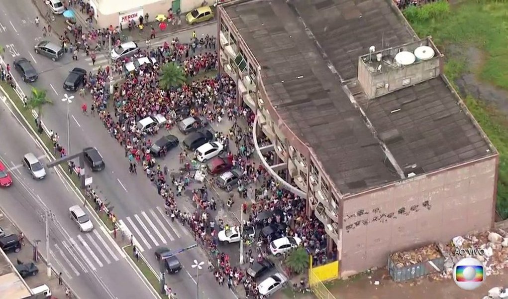 Desde a madrugada desta terça-feira, 7, milhares de pessoas fazem filas que dão a volta no quarteirão para se candidatar a emprego na Prefeitura de Itaguaí, Região metropolitana do Rio de Janeiro; são apenas 600 vagas; estado do Rio de Janeiro fechou 26,4 mil vagas de empregos em janeiro de 2017; este índice levou o Rio a ter o pior desempenho entre os estados brasileiros no primeiro mês do ano (Foto: Aquiles Lins) Desde a madrugada desta terça-feira, 7, milhares de pessoas fazem filas que dão a volta no quarteirão para se candidatar a emprego na Prefeitura de Itaguaí, Região metropolitana do Rio de Janeiro; são apenas 600 vagas; estado do Rio de Janeiro fechou 26,4 mil vagas de empregos em janeiro de 2017; este índice levou o Rio a ter o pior desempenho entre os estados brasileiros no primeiro mês do ano