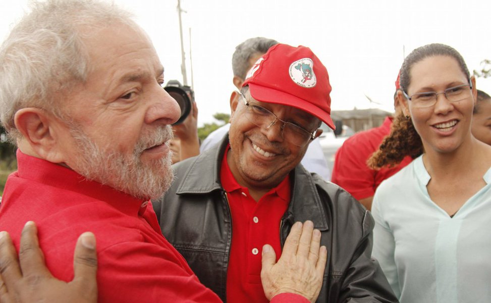A Câmara Municipal de Salvador aprovou o projeto que concede ao ex-presidente Lula a Medalha Thomé de Souza, honraria máxima do Legislativo soteropolitano; ainda não há data definida para a homenagem, mas o autor da proposta, vereador Luiz Carlos Suíca, quer que a cerimônia "aconteça em um momento especial"; sobre o projeto, Suíca diz que "isso é mais um passo que damos do nosso compromisso e orgulho de estar no PT"; para o vereador, a proposta reconhece a atuação de Lula como líder da nação que retirou o Brasil da linha da pobreza e que conseguiu modificar a realidade do povo brasileiro (Foto: Romulo Faro) A Câmara Municipal de Salvador aprovou o projeto que concede ao ex-presidente Lula a Medalha Thomé de Souza, honraria máxima do Legislativo soteropolitano; ainda não há data definida para a homenagem, mas o autor da proposta, vereador Luiz Carlos Suíca, quer que a cerimônia "aconteça em um momento especial"; sobre o projeto, Suíca diz que "isso é mais um passo que damos do nosso compromisso e orgulho de estar no PT"; para o vereador, a proposta reconhece a atuação de Lula como líder da nação que retirou o Brasil da linha da pobreza e que conseguiu modificar a realidade do povo brasileiro
