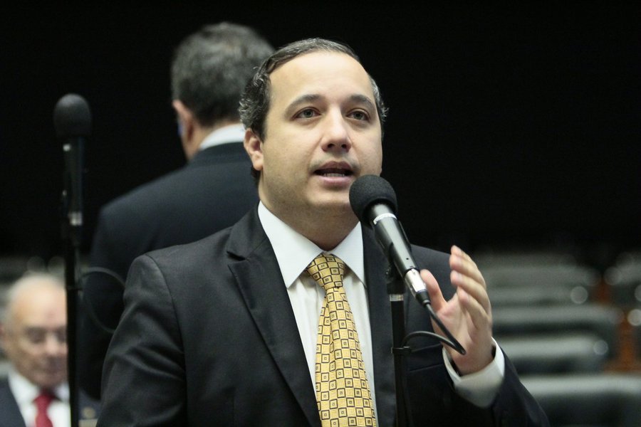 "Essa proposta retira o tratamento diferenciado que as mulheres recebem em função da dupla ou até tripla jornada de trabalho que têm (trabalham fora para contribuir com o sustento da família, executam boa parte dos serviços domésticos e assumem a tarefa de educar os filhos)", afirmou o deputado; em discurso no plenário, ele levantou dados de homicídios cometidos contra mulheres e informações sobre as mulheres no mercado de trabalho (Foto: Gisele Federicce) "Essa proposta retira o tratamento diferenciado que as mulheres recebem em função da dupla ou até tripla jornada de trabalho que têm (trabalham fora para contribuir com o sustento da família, executam boa parte dos serviços domésticos e assumem a tarefa de educar os filhos)", afirmou o deputado; em discurso no plenário, ele levantou dados de homicídios cometidos contra mulheres e informações sobre as mulheres no mercado de trabalho