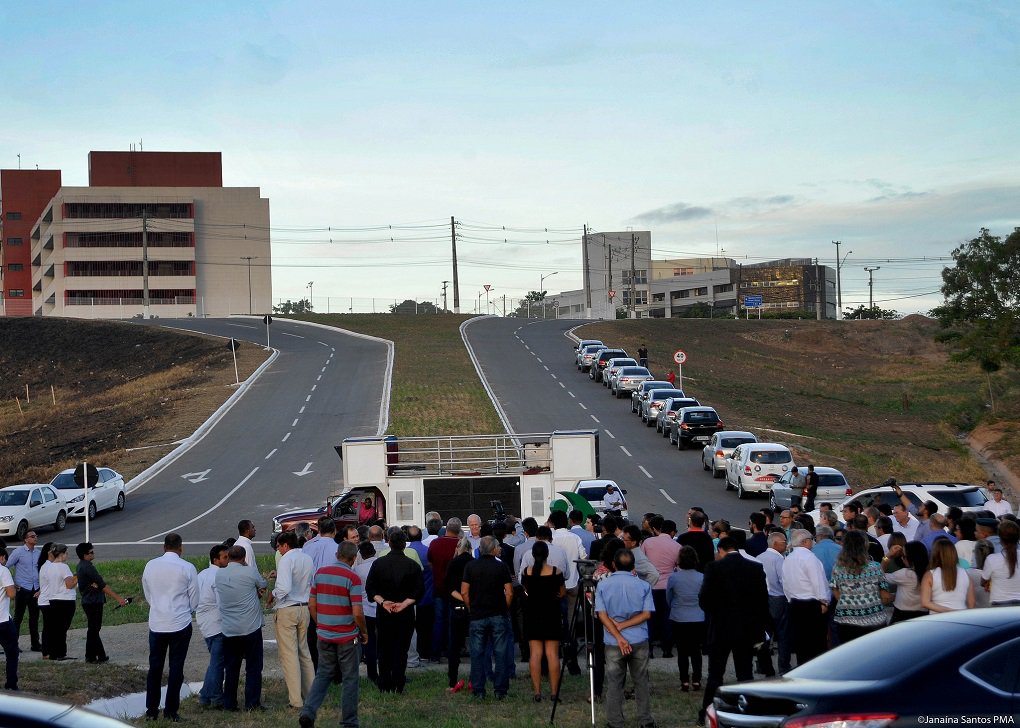 Prefeito Edvaldo Nogueira acompanhou o governador Jackson Barreto na inauguração do novo sistema viário do Centro Administrativo Governador Augusto Franco, na Zona Oeste de Aracaju; obra é realização da administração estadual, com recursos do Proinveste e contribuirá para a mobilidade urbana na região; para Edvaldo, a readequação viária da localidade é um presente para a capital, que comemora 162 anos neste 17 de março; “É uma grande obra, feita pelo governo estadual, que vai melhorar muito a mobilidade na região e revitaliza o Centro Administrativo, que reúne importantes instituições do Estado. Além disso, integra uma área de Aracaju, para onde a cidade se expande. É um presente para Aracaju", disse Edvaldo (Foto: José Barbacena) Prefeito Edvaldo Nogueira acompanhou o governador Jackson Barreto na inauguração do novo sistema viário do Centro Administrativo Governador Augusto Franco, na Zona Oeste de Aracaju; obra é realização da administração estadual, com recursos do Proinveste e contribuirá para a mobilidade urbana na região; para Edvaldo, a readequação viária da localidade é um presente para a capital, que comemora 162 anos neste 17 de março; “É uma grande obra, feita pelo governo estadual, que vai melhorar muito a mobilidade na região e revitaliza o Centro Administrativo, que reúne importantes instituições do Estado. Além disso, integra uma área de Aracaju, para onde a cidade se expande. É um presente para Aracaju", disse Edvaldo
