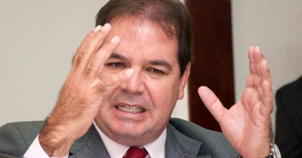 "Neste momento dantesco da vida nacional, parece que nenhuma linha fina separa a honra da desonestidade. Tenho um histórico de combate à corrupção como ativista político, senador da República e governador do Acre. Defendo a apuração de qualquer fato suspeito e a punição de qualquer um que tenha culpa provada. Portanto, também tenho integridade, coerência e coragem para não aceitar a sanha condenatória de setores poderosos que destroem reputações tomando apenas a delação interessada de corruptos apanhados no crime", disse o governador do Acre, Tião Viana, que rebateu a inclusão do seu nome na chamada lista de Janot (Foto: Leonardo Attuch) "Neste momento dantesco da vida nacional, parece que nenhuma linha fina separa a honra da desonestidade. Tenho um histórico de combate à corrupção como ativista político, senador da República e governador do Acre. Defendo a apuração de qualquer fato suspeito e a punição de qualquer um que tenha culpa provada. Portanto, também tenho integridade, coerência e coragem para não aceitar a sanha condenatória de setores poderosos que destroem reputações tomando apenas a delação interessada de corruptos apanhados no crime", disse o governador do Acre, Tião Viana, que rebateu a inclusão do seu nome na chamada lista de Janot