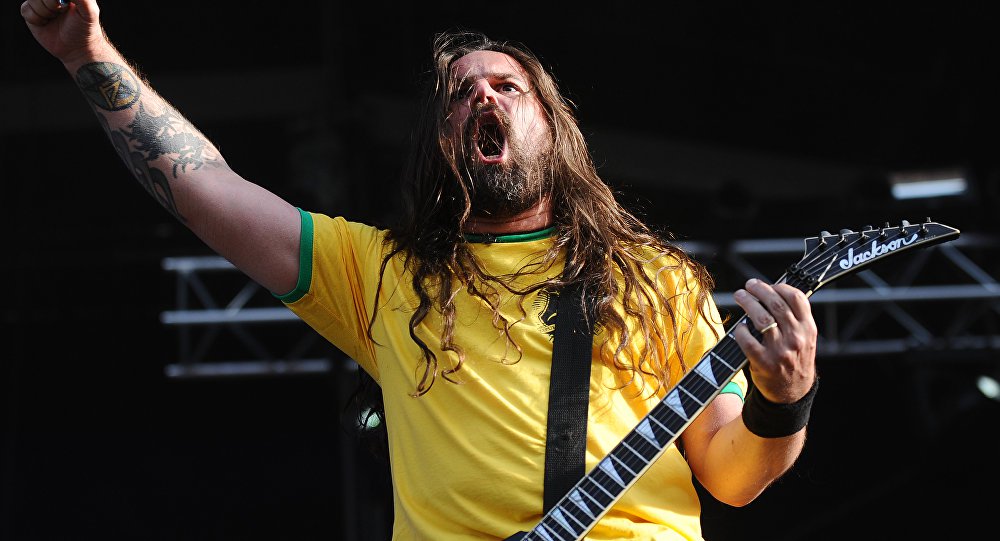 Em entrevista à Sputnik Brasil, o músico Andreas Kisser, guitarrista de uma das mais conhecidas bandas de metal brasileiras, fez duras críticas à situação política do Brasil pós-golpe que retirou a presidente Dilma Rousseff; "Eu acho que você tem que ficar atento àquilo que tá acontecendo. Porque senão, acontece o que você vê no Brasil, as pessoas deixaram muito tempo sem ligar para política e agora tá um caos de corrupção, políticos famosos na cadeia, políticos importantes na prisão, outros importantes ainda não, mas já na mira da justiça, impeachment da presidente", afirmou; "No ano que vem, nós vamos ter eleições para presidente de novo e vai ser um momento muito importante. Eu acho que o caos realmente está pior, as pessoas estão cada vez menos tolerantes" (Foto: Aquiles Lins) Em entrevista à Sputnik Brasil, o músico Andreas Kisser, guitarrista de uma das mais conhecidas bandas de metal brasileiras, fez duras críticas à situação política do Brasil pós-golpe que retirou a presidente Dilma Rousseff; "Eu acho que você tem que ficar atento àquilo que tá acontecendo. Porque senão, acontece o que você vê no Brasil, as pessoas deixaram muito tempo sem ligar para política e agora tá um caos de corrupção, políticos famosos na cadeia, políticos importantes na prisão, outros importantes ainda não, mas já na mira da justiça, impeachment da presidente", afirmou; "No ano que vem, nós vamos ter eleições para presidente de novo e vai ser um momento muito importante. Eu acho que o caos realmente está pior, as pessoas estão cada vez menos tolerantes"