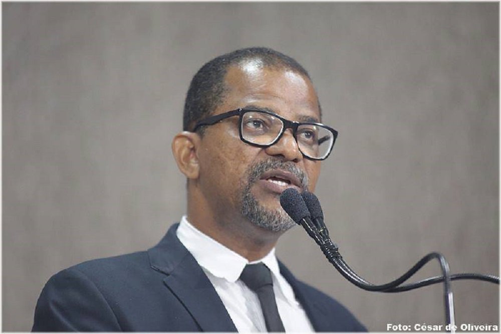 O líder do governo municipal na Câmara de Aracaju, vereador Antônio Bittencourt (PCdoB), avalia que a tentativa de se instalar uma Comissão Parlamentar de Inquérito (CPI) sobre a contratação das empresas de limpeza pública tem natureza exclusivamente político-eleitoral e atende a uma "agenda oculta" de uma parte da oposição que não se conforma com a derrota nas urnas no último pleito (Foto: Gisele Federicce) O líder do governo municipal na Câmara de Aracaju, vereador Antônio Bittencourt (PCdoB), avalia que a tentativa de se instalar uma Comissão Parlamentar de Inquérito (CPI) sobre a contratação das empresas de limpeza pública tem natureza exclusivamente político-eleitoral e atende a uma "agenda oculta" de uma parte da oposição que não se conforma com a derrota nas urnas no último pleito