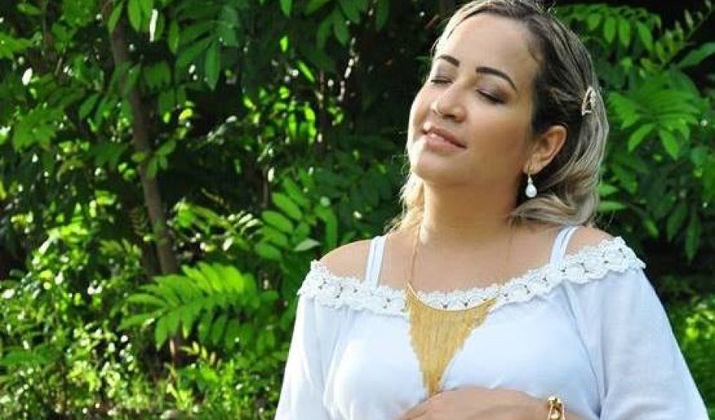 Ela faleceu por conta de complicações na gravidez; a bebê também faleceu; Aline deixa uma filha, Maria Isabela, e o marido, o militar Júnior Brabo (Foto: Leonardo Lucena) Ela faleceu por conta de complicações na gravidez; a bebê também faleceu; Aline deixa uma filha, Maria Isabela, e o marido, o militar Júnior Brabo