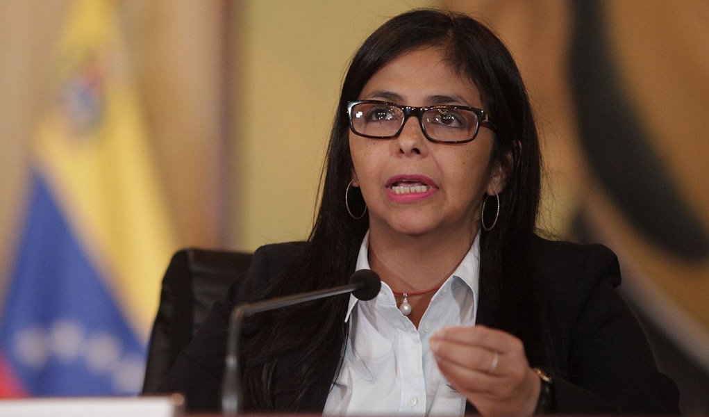 "Hoje devemos dizer que infelizmente o Brasil é a vergonha mundial. Todos os dias seus políticos se envolvem em escândalos desde o momento em que eles realizaram um golpe contra Dilma Rousseff", declarou Delcy Rodríguez, ministra das Relações Exteriores da Venezuela, segundo o jornal El Nacional; primeiro chanceler do governo Temer, José Serra mudou as regras do Mercosul e impediu que a Venezuela assumisse a presidência temporária do bloco; sucessor de Serra, Aloysio Nunes tem retórica ainda mais agressiva; tanto Serra como Aloysio estão envolvidos na Lava Jato e podem se complicar se for homologada a delação de Adir Assad, que disse ter pago R$ 100 milhões a Paulo Preto, operador do PSDB em São Paulo (Foto: Gisele Federicce) "Hoje devemos dizer que infelizmente o Brasil é a vergonha mundial. Todos os dias seus políticos se envolvem em escândalos desde o momento em que eles realizaram um golpe contra Dilma Rousseff", declarou Delcy Rodríguez, ministra das Relações Exteriores da Venezuela, segundo o jornal El Nacional; primeiro chanceler do governo Temer, José Serra mudou as regras do Mercosul e impediu que a Venezuela assumisse a presidência temporária do bloco; sucessor de Serra, Aloysio Nunes tem retórica ainda mais agressiva; tanto Serra como Aloysio estão envolvidos na Lava Jato e podem se complicar se for homologada a delação de Adir Assad, que disse ter pago R$ 100 milhões a Paulo Preto, operador do PSDB em São Paulo