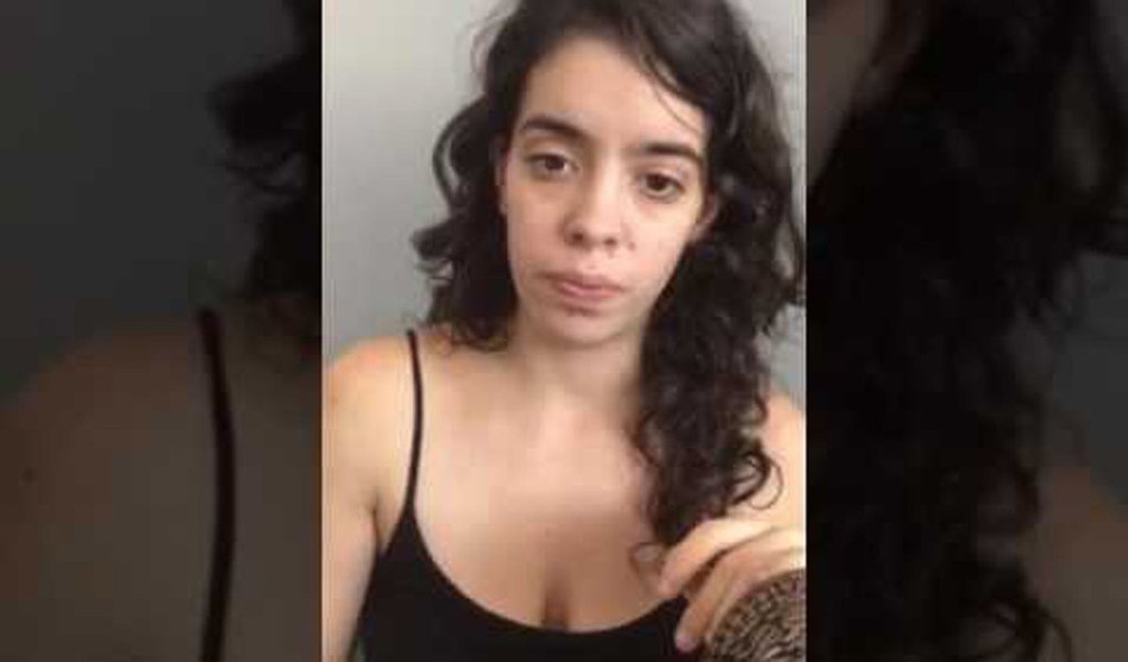 A estudante de direito e suplente de vereador, Maira Machado Frota Pinheiro (PT), 26 anos, que deve ser alvo da primeira multa por pichar muros na cidade de São Paulo, divulgou um vídeo em que revela ameaças feitas no momento de sua prisão; Maira foi detida na madrugada de sábado, 4, por agentes da Guarda Civil Metropolitana (GCM); "na delegacia, disseram que iam acabar com a minha vida, mas com termos mais chulos"; diz ela, que afirma ter sido usada como uma "cortina de fumaça" para esconder a política higienista de João Doria, que criminaliza a juventude (Foto: Giuliana Miranda) A estudante de direito e suplente de vereador, Maira Machado Frota Pinheiro (PT), 26 anos, que deve ser alvo da primeira multa por pichar muros na cidade de São Paulo, divulgou um vídeo em que revela ameaças feitas no momento de sua prisão; Maira foi detida na madrugada de sábado, 4, por agentes da Guarda Civil Metropolitana (GCM); "na delegacia, disseram que iam acabar com a minha vida, mas com termos mais chulos"; diz ela, que afirma ter sido usada como uma "cortina de fumaça" para esconder a política higienista de João Doria, que criminaliza a juventude