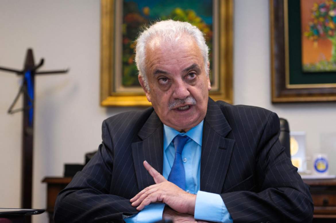 Equador está próximo de fechar um acordo com a empreiteira Odebrecht que permitirá ao país obter informações detalhadas sobre uma suposta rede de subornos e receber uma indenização; segundo o procurador equatoriano Galo Chiriboga, empresa brasileira aceitou que o acordo seja público em sua maior parte, e concordou em entregar a Quito as mesmas informações repassadas a Brasil, Suíça e Estados Unidos sobre sua rede de propinas; "O tema central, o penal, acho que está praticamente acordado... O que falta? Estão definindo o esquema sobre possíveis indenizações a serem pagas", disse; Odebrecht é suspeita de pagar propina de US$ 33,5 milhões para obter contratos no Equador (Foto: Aquiles Lins) Equador está próximo de fechar um acordo com a empreiteira Odebrecht que permitirá ao país obter informações detalhadas sobre uma suposta rede de subornos e receber uma indenização; segundo o procurador equatoriano Galo Chiriboga, empresa brasileira aceitou que o acordo seja público em sua maior parte, e concordou em entregar a Quito as mesmas informações repassadas a Brasil, Suíça e Estados Unidos sobre sua rede de propinas; "O tema central, o penal, acho que está praticamente acordado... O que falta? Estão definindo o esquema sobre possíveis indenizações a serem pagas", disse; Odebrecht é suspeita de pagar propina de US$ 33,5 milhões para obter contratos no Equador