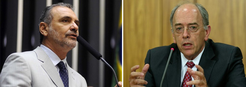 O deputado federal Nelson Pelegrino (PT-BA) participou nesta terça-feira, junto com outros parlamentares, de reunião com o presidente do Tribunal de Contas da União (TCU), Raimundo Carreiro, e o relator do processo que avalia os desinvestimentos da estatal, ministro José Múcio Monteiro; o julgamento está previsto para a esta quarta-feira, 15; parlamentar classificou como "crime de lesa-pátria" a venda de ativos da Petrobras que o presidente da empresa, Pedro Parente, vem promovendo, a título de angariar caixa para a estatal (Foto: Aquiles Lins) O deputado federal Nelson Pelegrino (PT-BA) participou nesta terça-feira, junto com outros parlamentares, de reunião com o presidente do Tribunal de Contas da União (TCU), Raimundo Carreiro, e o relator do processo que avalia os desinvestimentos da estatal, ministro José Múcio Monteiro; o julgamento está previsto para a esta quarta-feira, 15; parlamentar classificou como "crime de lesa-pátria" a venda de ativos da Petrobras que o presidente da empresa, Pedro Parente, vem promovendo, a título de angariar caixa para a estatal