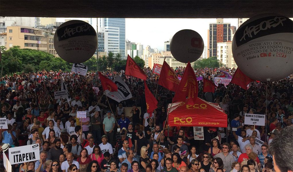 Professores do estado e do município de São Paulo aprovaram nesta quarta-feira (15) novas paralisações e greve durante assembleia que fez parte do Dia Nacional de Mobilização, convocada por centrais sindicais e movimentos sociais. Os professores municipais fizeram uma assembleia pela tarde no Viaduto do Chá, ao lado da prefeitura e confirmaram a greve que estava marcada para começar nesta quarta-feira (Foto: Leonardo Attuch) Professores do estado e do município de São Paulo aprovaram nesta quarta-feira (15) novas paralisações e greve durante assembleia que fez parte do Dia Nacional de Mobilização, convocada por centrais sindicais e movimentos sociais. Os professores municipais fizeram uma assembleia pela tarde no Viaduto do Chá, ao lado da prefeitura e confirmaram a greve que estava marcada para começar nesta quarta-feira
