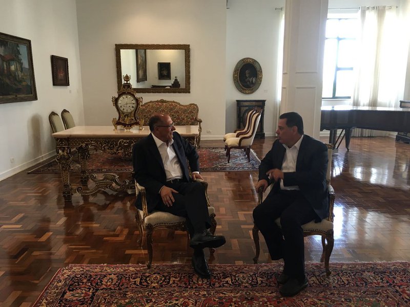 Articulação liderada pelo governador Marconi Perillo e pelo vice-governador José Eliton garantiu nesta quarta-feira (8) uma vitória histórica para Goiás: atendendo a pedido do Governo do Estado e do setor produtivo, a ministra Rosa Weber suspendeu o julgamento da Ação Direta de Inconstitucionalidade (ADI) que questionava a validade dos incentivos fiscais concedidos pela administração estadual no STF; suspensão foi possível porque Marconi e José Eliton convenceram o governador de São Paulo, Geraldo Alckmin, a assinar petição pela retirada da ADI da pauta de julgamento – o Estado de São Paulo era o autor da ação (Foto: José Barbacena) Articulação liderada pelo governador Marconi Perillo e pelo vice-governador José Eliton garantiu nesta quarta-feira (8) uma vitória histórica para Goiás: atendendo a pedido do Governo do Estado e do setor produtivo, a ministra Rosa Weber suspendeu o julgamento da Ação Direta de Inconstitucionalidade (ADI) que questionava a validade dos incentivos fiscais concedidos pela administração estadual no STF; suspensão foi possível porque Marconi e José Eliton convenceram o governador de São Paulo, Geraldo Alckmin, a assinar petição pela retirada da ADI da pauta de julgamento – o Estado de São Paulo era o autor da ação