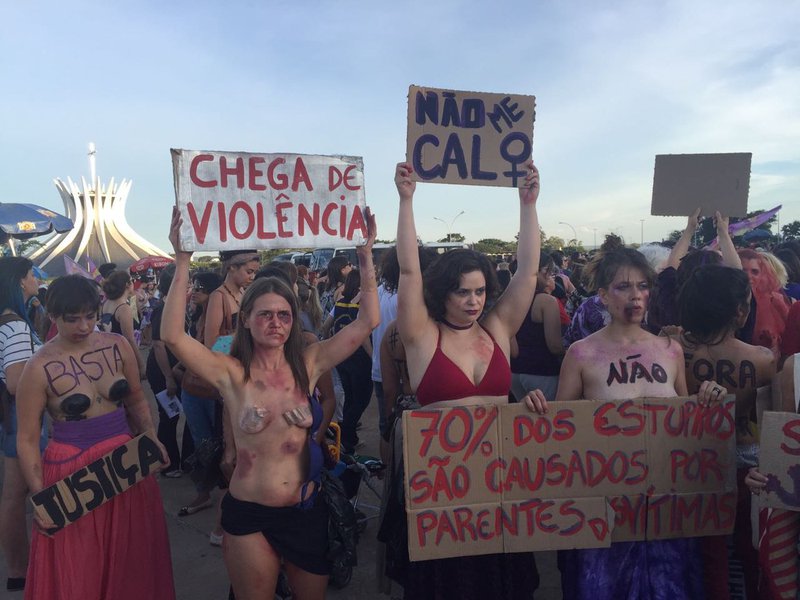 As manifestantes que emocionaram o Brasil - das quais uma em cada quatro são chefes de família, criando os filhos sozinhas - lutam contra uma política cruel que atingirá em particular a mulher camponesa e a professora do ensino fundamental (Foto: Chico Vigilante) As manifestantes que emocionaram o Brasil - das quais uma em cada quatro são chefes de família, criando os filhos sozinhas - lutam contra uma política cruel que atingirá em particular a mulher camponesa e a professora do ensino fundamental
