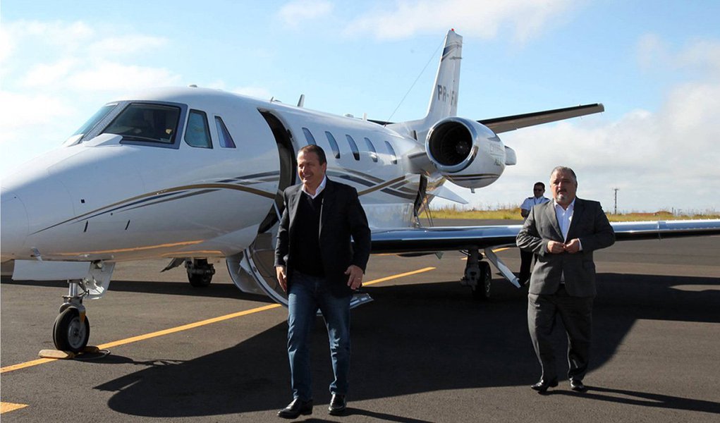 Receita Federal aponta que o empresário pernambucano Apolo Santana Vieira, suspeito de operar propinas para o PSB e um dos supostos donos do avião que caiu em 2014 matando o ex-governador Eduardo Campos (PSB) e então candidato à Presidência da República, não possuía bens em seu nome, apesar de ostentar uma vida de luxo e movimentar milhões em suas contas bancárias. O relatório faz parte da Operação Blackout, 38ª fase da Operação Lava Jato; "Grande parte de seus bens estariam em nome de suas empresas ou em nome de terceiros", diz um relatório da receita (Foto: Paulo Emílio) Receita Federal aponta que o empresário pernambucano Apolo Santana Vieira, suspeito de operar propinas para o PSB e um dos supostos donos do avião que caiu em 2014 matando o ex-governador Eduardo Campos (PSB) e então candidato à Presidência da República, não possuía bens em seu nome, apesar de ostentar uma vida de luxo e movimentar milhões em suas contas bancárias. O relatório faz parte da Operação Blackout, 38ª fase da Operação Lava Jato; "Grande parte de seus bens estariam em nome de suas empresas ou em nome de terceiros", diz um relatório da receita