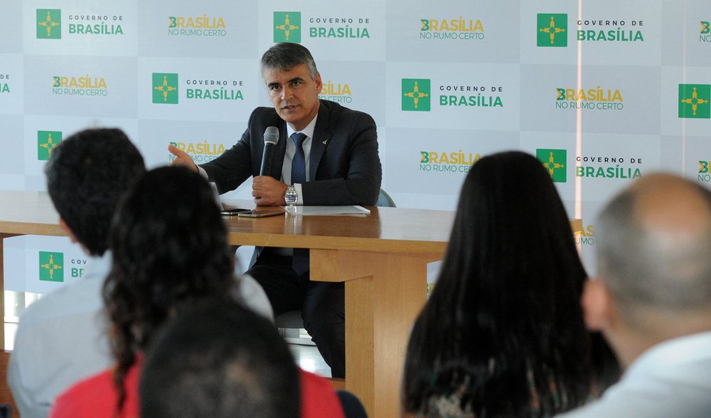 O governador Rodrigo Rollemberg enviou à Câmara Legislativa uma proposta de emenda à Lei Orgânica que veta salários de empregados públicos acima do teto constitucional de R$ 30.417,11; em algumas estatais do Distrito Federal, trabalhadores chegam a receber mais de R$ 100 mil mensais; “Mesmo com a autonomia financeira, as empresas devem se subordinar aos princípios do governo”, disse o secretário da Casa Civil, Sérgio Sampaio (Foto: Leonardo Lucena) O governador Rodrigo Rollemberg enviou à Câmara Legislativa uma proposta de emenda à Lei Orgânica que veta salários de empregados públicos acima do teto constitucional de R$ 30.417,11; em algumas estatais do Distrito Federal, trabalhadores chegam a receber mais de R$ 100 mil mensais; “Mesmo com a autonomia financeira, as empresas devem se subordinar aos princípios do governo”, disse o secretário da Casa Civil, Sérgio Sampaio