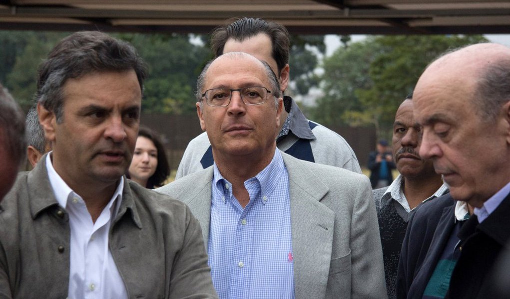 "Quando Aécio Neves defende, publicamente, o caixa 2 'do bem' e condena o 'do mal', ele praticamente confessa a prática de caixa 2 e, de acordo com as leis vigentes no país, qualquer caixa 2 é crime tipificado e com pena de reclusão", destaca o colunista Alex Solnik; "Deputados e senadores da lista dificilmente vão se reeleger se não fizerem das tripas coração para agradar ao eleitor. Nas eleições majoritárias, as baixas são de tal monta que praticamente alijaram os principais candidatos do PSDB da disputa", afirma o jornalista; "Aécio, que confessou caixa 2; Alckmin, identificado como o 'Santo' da Odebrecht, e Serra, em cuja conta na Suíça foram depositados 23 milhões de reais, não têm mais condições de disputar a presidência em 2018" (Foto: Alex Solnik) "Quando Aécio Neves defende, publicamente, o caixa 2 'do bem' e condena o 'do mal', ele praticamente confessa a prática de caixa 2 e, de acordo com as leis vigentes no país, qualquer caixa 2 é crime tipificado e com pena de reclusão", destaca o colunista Alex Solnik; "Deputados e senadores da lista dificilmente vão se reeleger se não fizerem das tripas coração para agradar ao eleitor. Nas eleições majoritárias, as baixas são de tal monta que praticamente alijaram os principais candidatos do PSDB da disputa", afirma o jornalista; "Aécio, que confessou caixa 2; Alckmin, identificado como o 'Santo' da Odebrecht, e Serra, em cuja conta na Suíça foram depositados 23 milhões de reais, não têm mais condições de disputar a presidência em 2018"