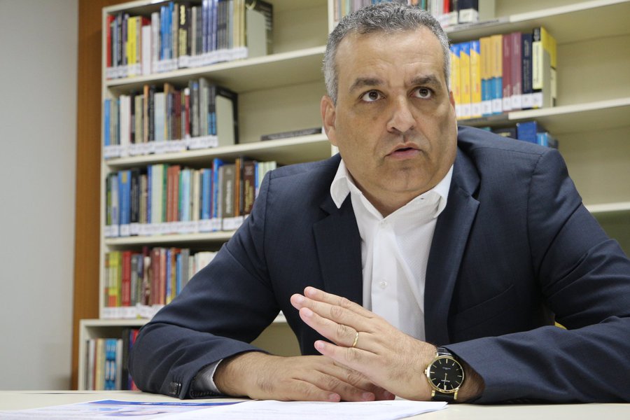 O procurador-geral de Justiça de Alagoas, Alfredo Gaspar de Mendonça Neto, revelou que aguarda, até o final deste mês, o resultado da auditoria feita na Assembleia Legislativa Estadual (ALE); responsável pelo levantamento, a Fundação Getúlio Vargas (FGV) teria detectado diversas irregularidades; as anormalidades passariam por nomeações, progressões e enquadramentos funcionais feitos por influência política (Foto: Voney Malta) O procurador-geral de Justiça de Alagoas, Alfredo Gaspar de Mendonça Neto, revelou que aguarda, até o final deste mês, o resultado da auditoria feita na Assembleia Legislativa Estadual (ALE); responsável pelo levantamento, a Fundação Getúlio Vargas (FGV) teria detectado diversas irregularidades; as anormalidades passariam por nomeações, progressões e enquadramentos funcionais feitos por influência política